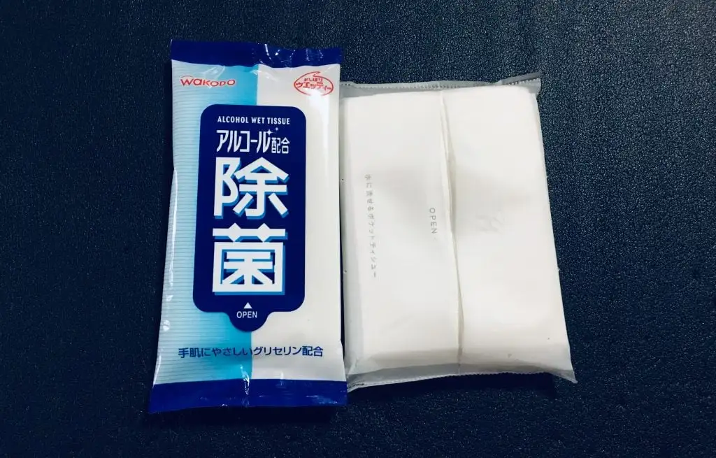 除菌シートとポケットティシュ