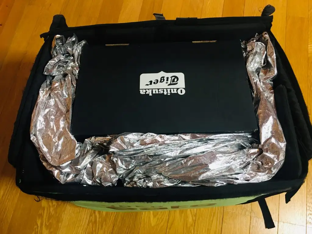 オニツカの箱を料理の容器だと思ってください