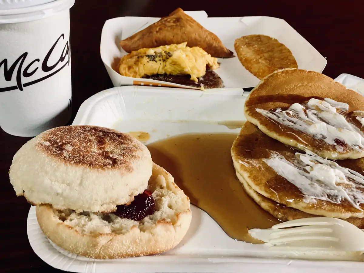 【Uber Eats(ウーバーイーツ)で朝マック】ビッグブレックファストデラックスセット～カロリー？なにそれ