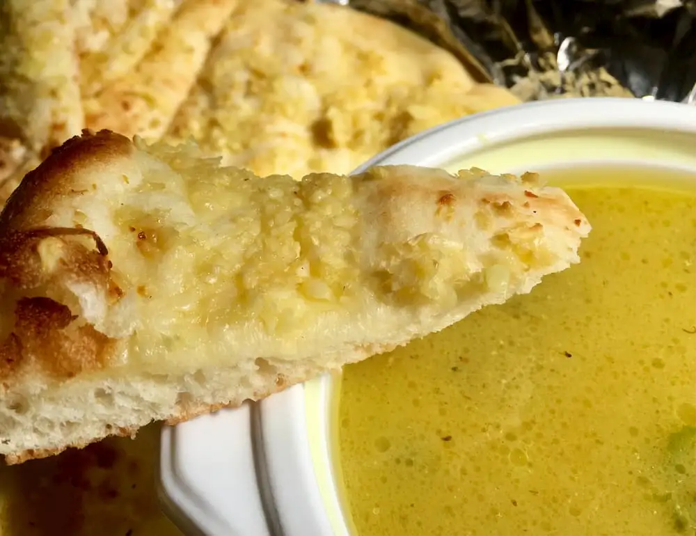 【パラベッシュ】『グリーンカレーとガーリックナン』～最大の魅力は安さにあり