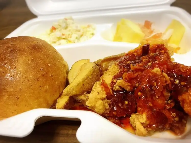 【ビービーキュー(bbq)オリーブチキン カフェ】『バーガープレート麻辣ホットチキン ドリンクセット』あ～楽しそう♪