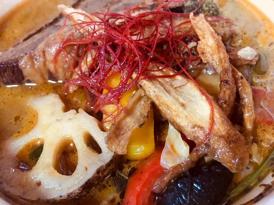 【無添加薬膳スープカレーCOSMOS】『20種類の野菜と豚角煮のスープカレー』豊穣の海へダイブせよ