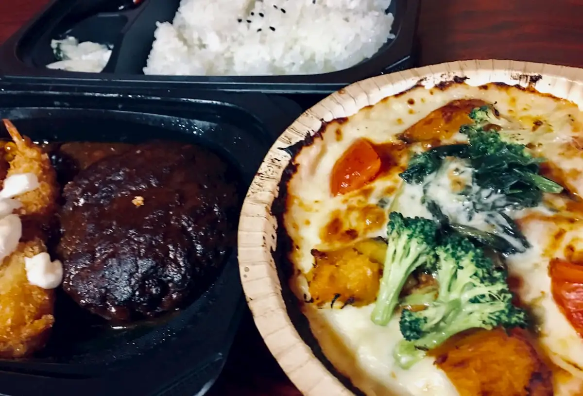 【ジョナサン】＊期間限定50%OFF『ハンバーグ＆海老フライ弁当』＋『1日分の緑黄色野菜が摂れるドリア』