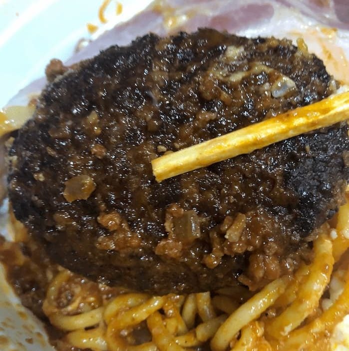 パンチョ全部のせパスタ、ハンバーグのアップ