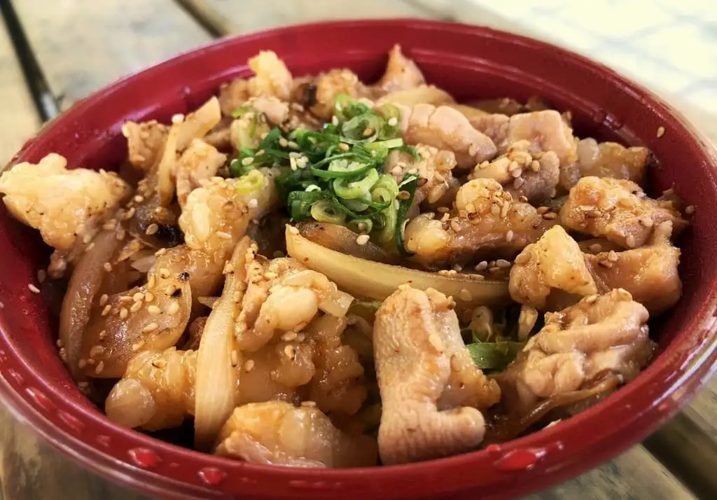 【にくまるや本店】『ホルモン丼』このパンチ力、丼なもんじゃい！！