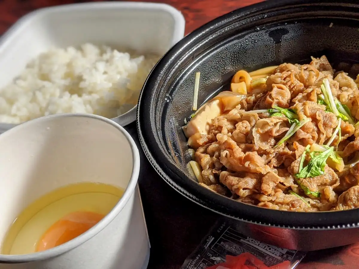 【吉野家】Uber Eatsなら冬の定番『牛すき鍋御膳』が自宅で味わえる。卵を使って味の変化を自由に楽しもう。