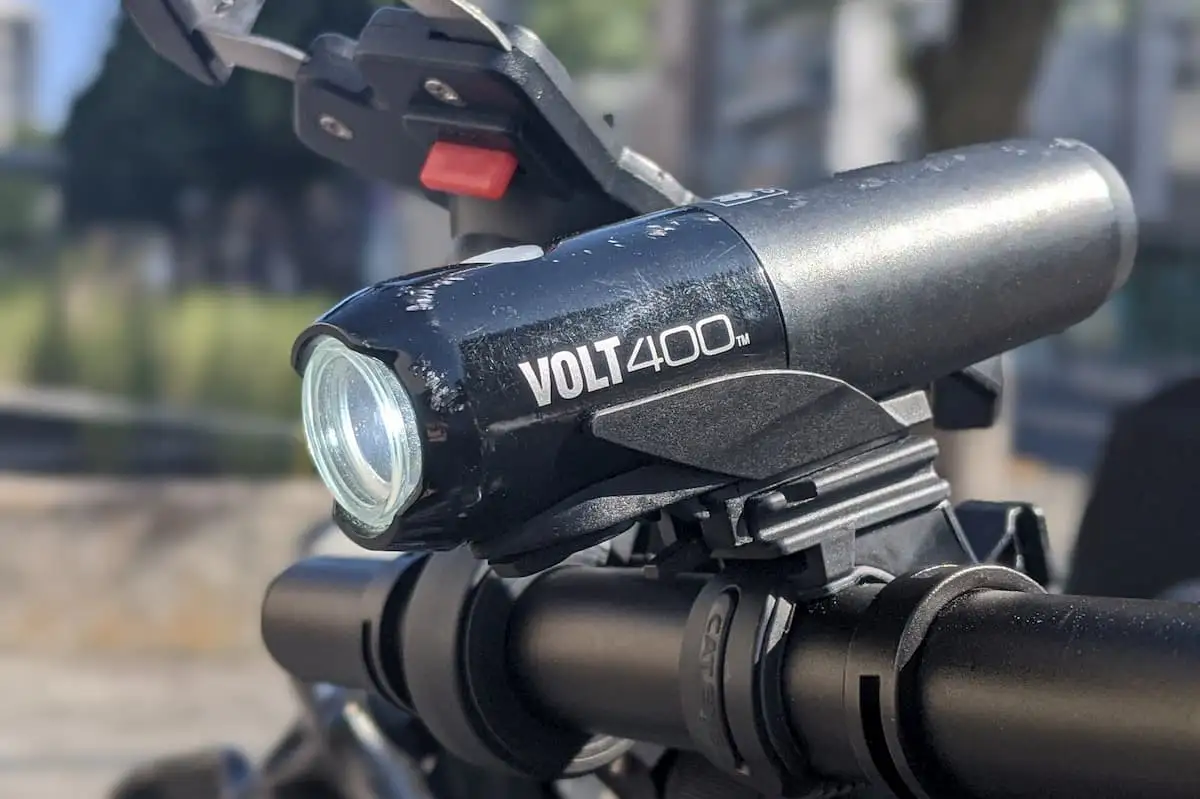 街中でのUber Eats(ウーバーイーツ)夜間配達に最適なフロントライト『VOLT400』を紹介！長持ち is 正義!