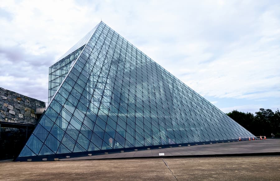 ガラスのピラミッド