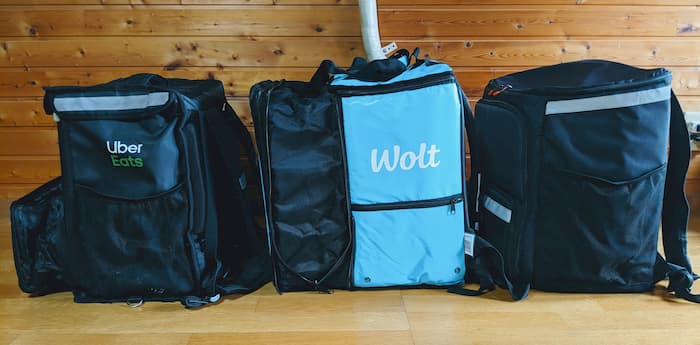 Wolt(ウォルト)とUber Eats(ウーバーイーツ)配達バッグ 比較写真 横から 拡張時