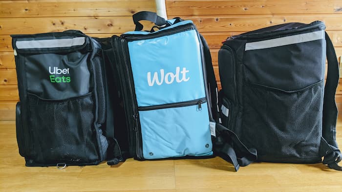 Wolt(ウォルト)とUber Eats(ウーバーイーツ)配達バッグ 比較写真 横から