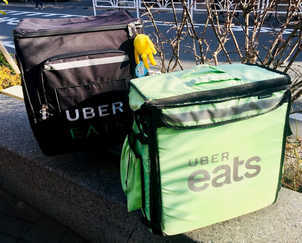 Uber Eats(ウーバーイーツ)配達バッグ、黒と緑並べた画像